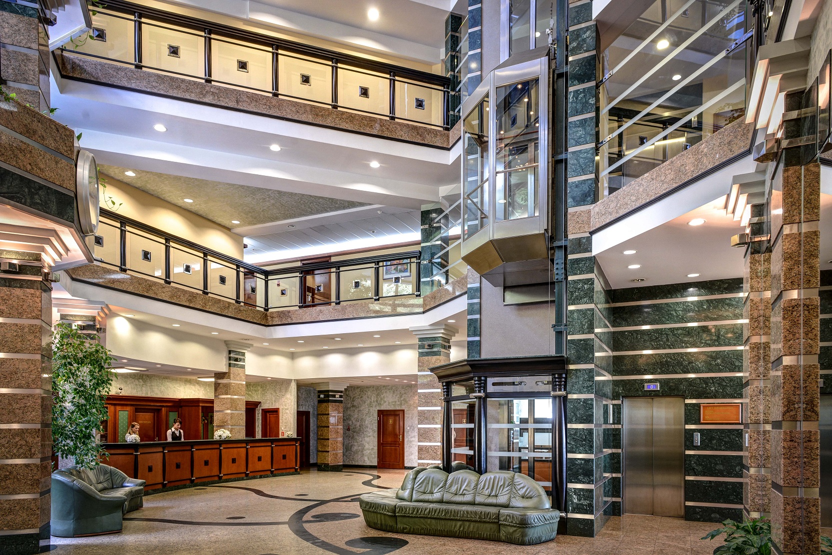 Hotel lobby with reception desk - Hotel Belweder, Ustroń-min - Kopia